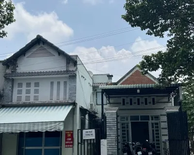 Cần tiền bán gấp dãy trọ 300m2 12 phòng, 2 kiot, gần ngã tư Hoà Lân